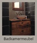 Wasmeubel in wagoneiken met spiegel.