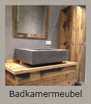 Wasmeubel met twee laden, hoge kast en spiegel. Alles in wagoneiken