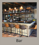Renovatie van bestaande bar Grand Café De Pekelinge. Bar bekleed met wagoneiken.