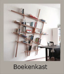Boekenkast van dunne, eiken latten. Gemaakt naar voorbeeld