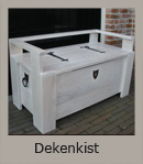 Kist voor kinderkamer, ook te gebruiken als bankje. Uitgevoerd in essenhout, behandeld met kalkverf (90x45x50 cm).