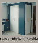 Ingebouwde garderobekasten en ladenblok. Geschilderd in de kleur van de slaapkamer.