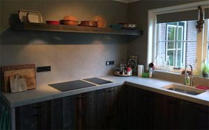 Keukenkasten en plank van barnwood.