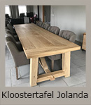 Eettafel van antieke, eiken balken (240x100 cm).