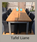 Lange tuintafel met een blad van eiken schaaldelen van 5 cm dikte. Het onderstel is van roestvrijstaal. De poten staan op eiken klossen, om krassen te voorkomen.