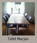 Het blad van deze designtafel is losgemaakt, geschuurd en opnieuw in de lak gezet.