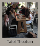 Lange, smalle tafel van gebruikt eiken voor theetuin De Koektrommel.