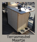Terrasmeubel voor Brasserie BLVD van steigerhout voor o.a. kassa, bestek en hondendrinkbak, hxbxd 100x100x60 cm.